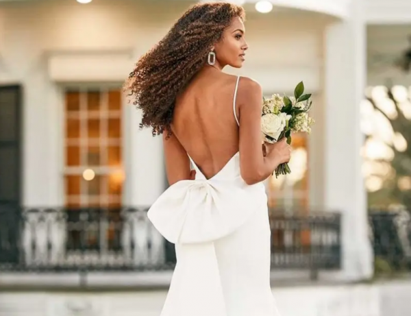 Gaun dengan detail pita dan renda yang indah